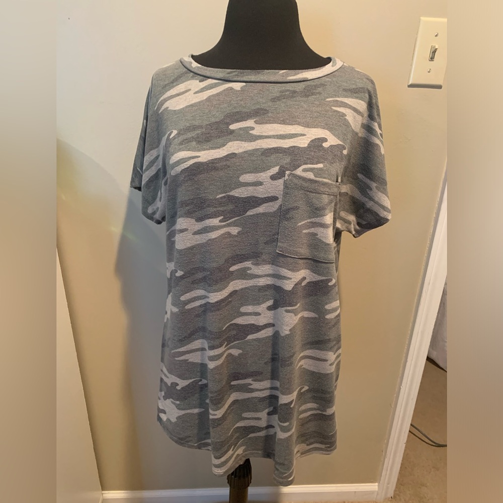 BomBom Camo Size Large Tee Shirt